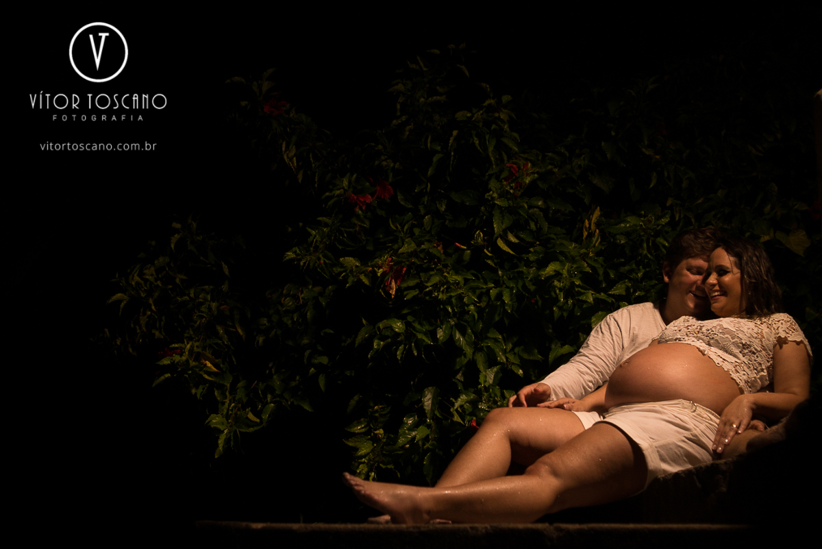 Gestante na escada com o marido durante ensaio fotográfico, em Natal-RN.