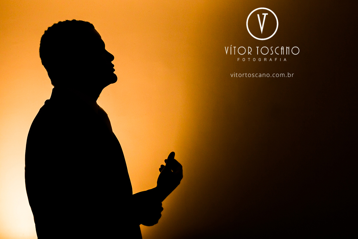 Silhueta do noivo no making off do casamento de Jucielly e Auderi, em Natal-RN.