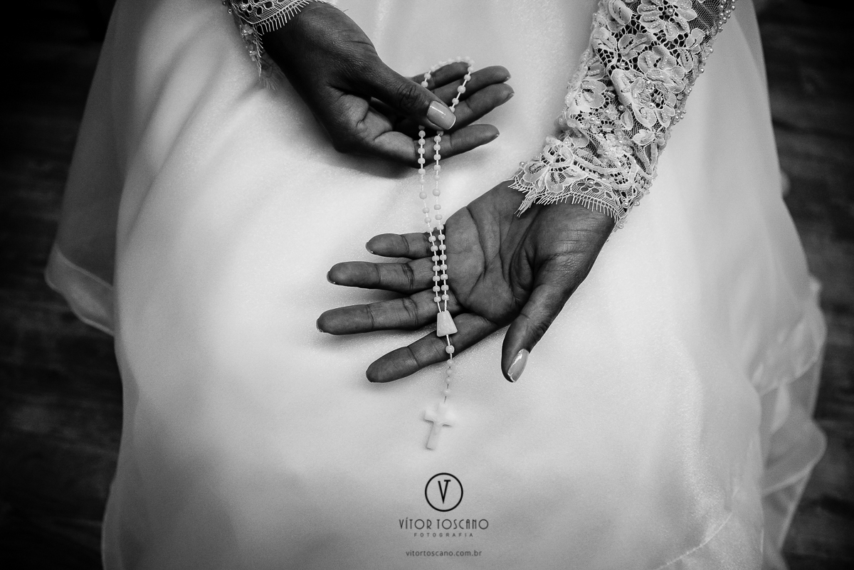 Detalhe do terço no making off do casamento de Jucielly e Auderi, em Natal-RN.