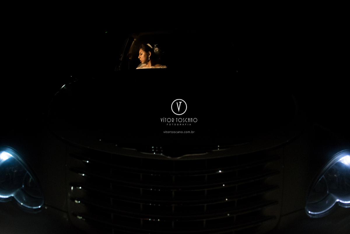 Noiva no carro no casamento de Jucielly e Auderi, em Natal-RN.