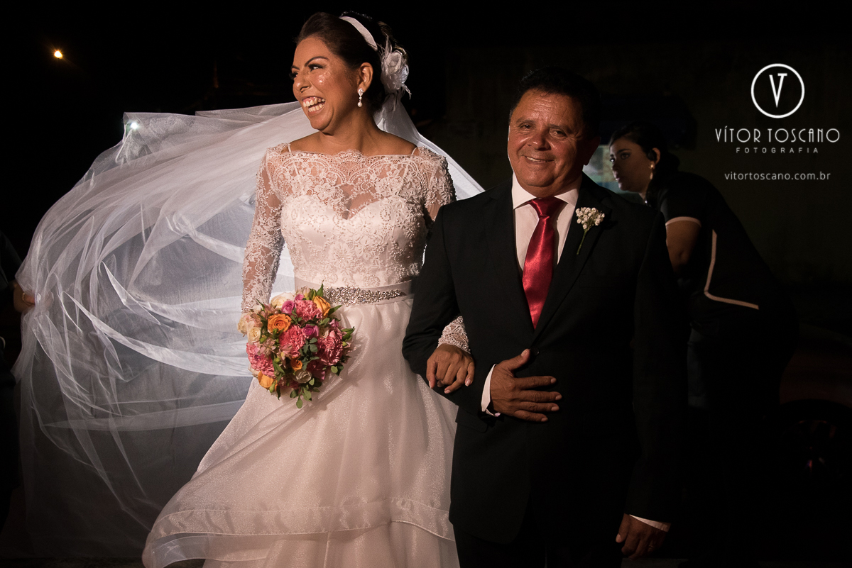Noiva sorrindo e seu pai, no casamento de Jucielly e Auderi, em Natal-RN.