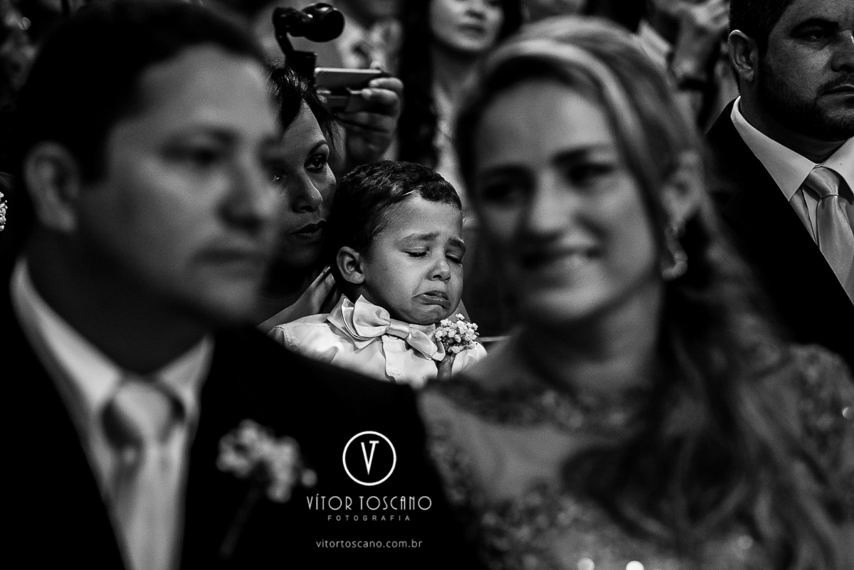 Criança fazendo bico de choro no casamento de Jucielly e Auderi, em Natal-RN.