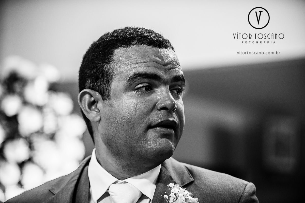 Noivo em lágrimas com muita emoção no casamento de Jucielly e Auderi, em Natal-RN.