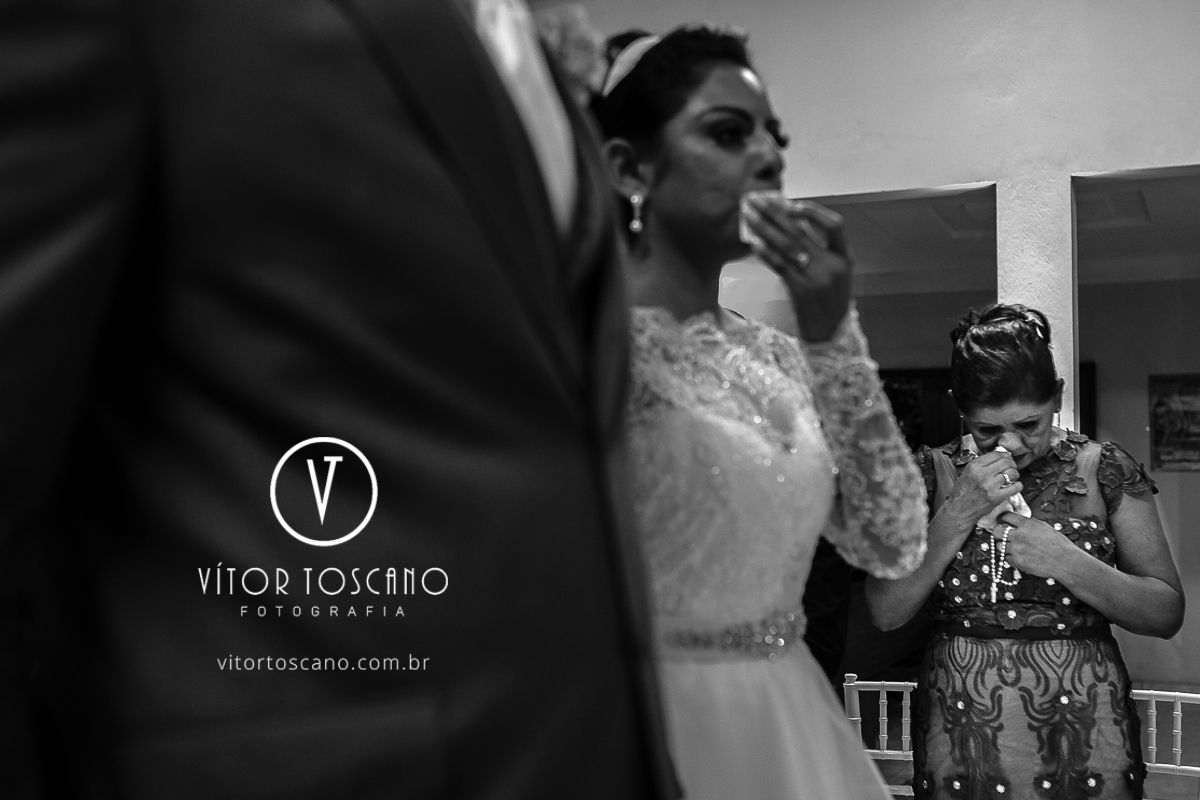 Noiva enxugando as lágrimas no casamento de Jucielly e Auderi, em Natal-RN.