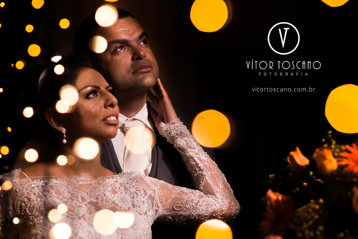 Noivos sob a luz no casamento de Jucielly e Auderi, em Natal-RN.