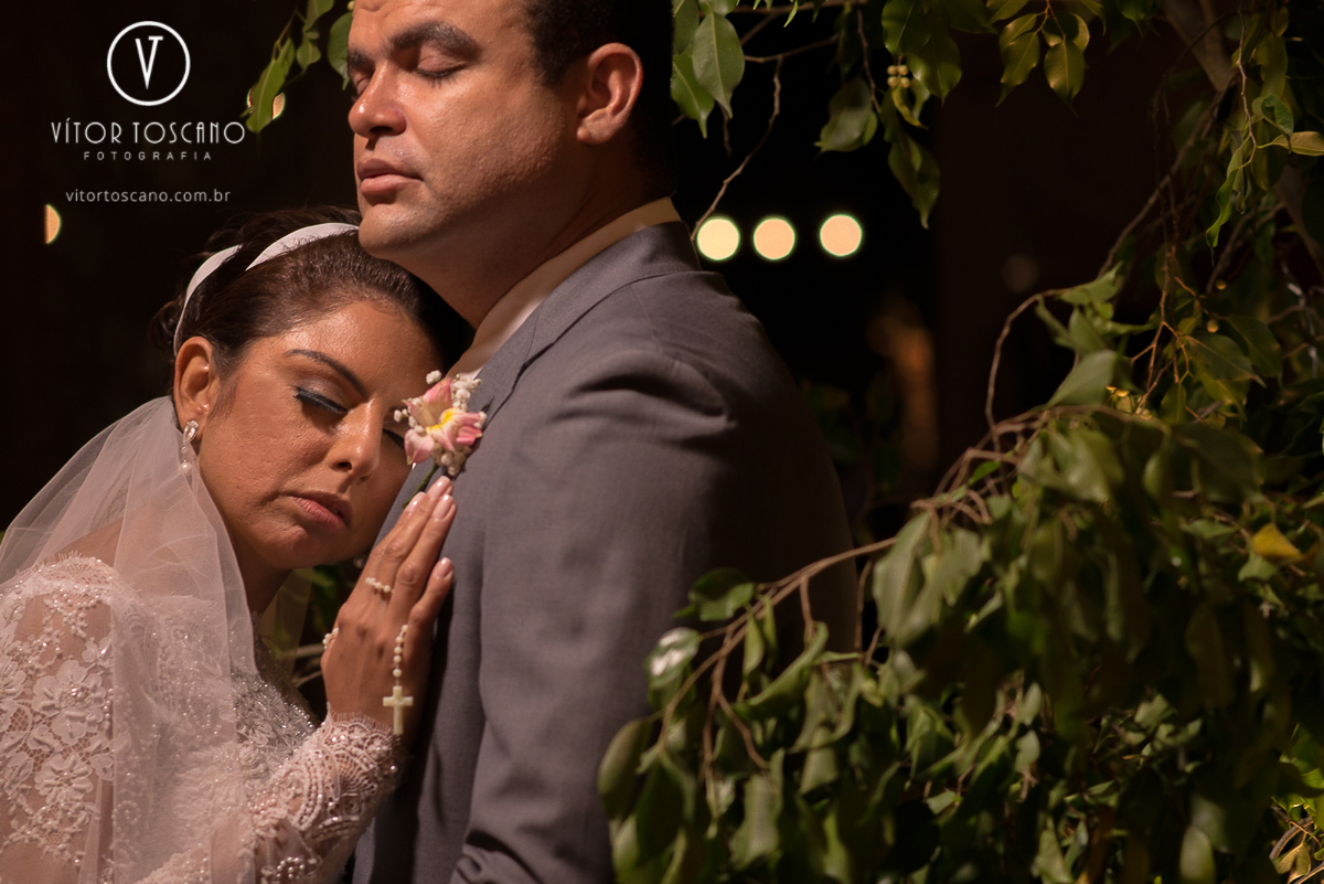 Noiva repousando sob o peito do noivo no casamento de Jucielly e Auderi, em Natal-RN.