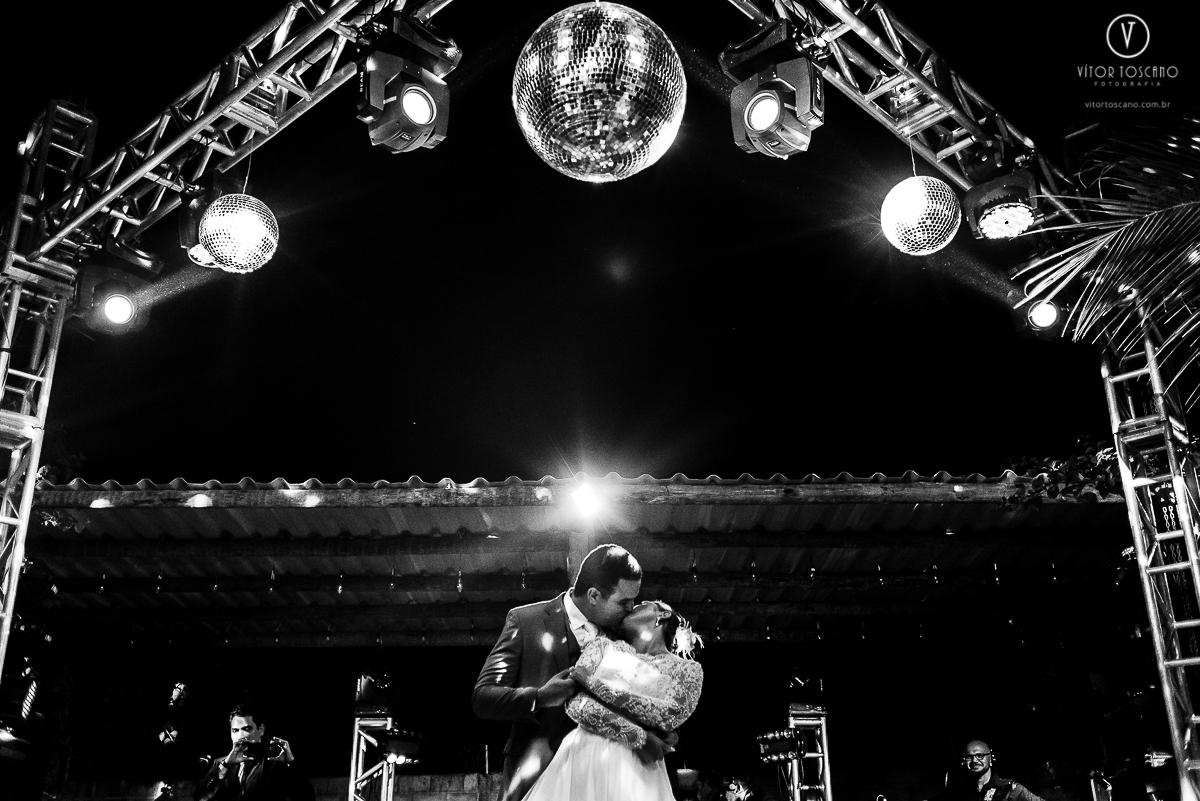 Noivos dançando no casamento de Jucielly e Auderi, em Natal-RN.