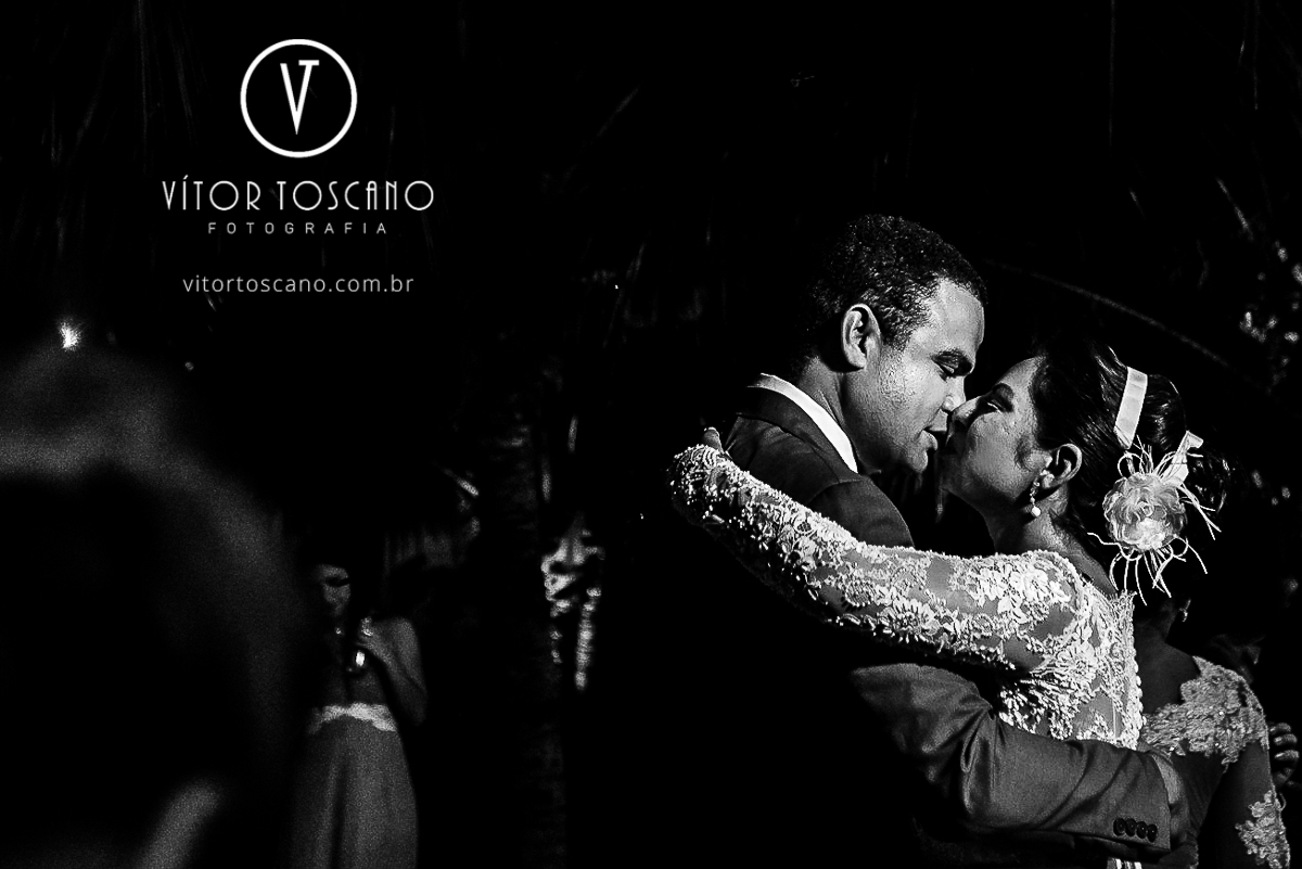 Beijo dos noivos no casamento de Jucielly e Auderi, em Natal-RN.