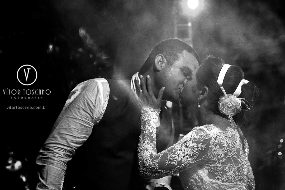 Beijo apaixonado dos noivos no casamento de Jucielly e Auderi, em Natal-RN.