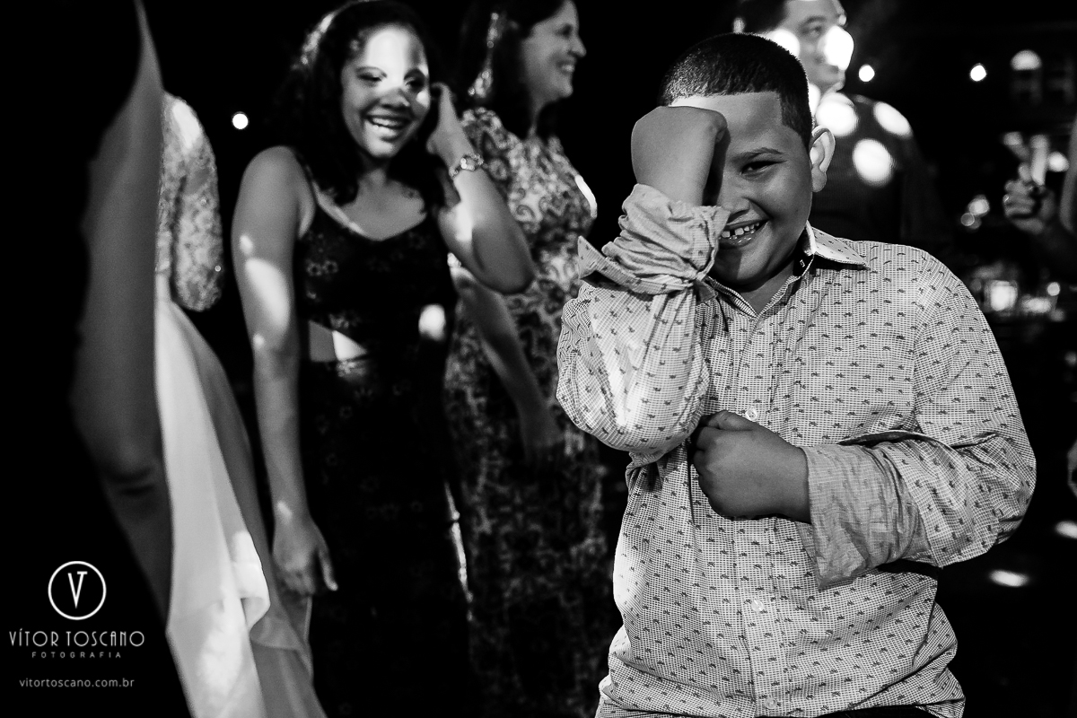 Criança na sofrência e menina rindo no casamento de Jucielly e Auderi, em Natal-RN.