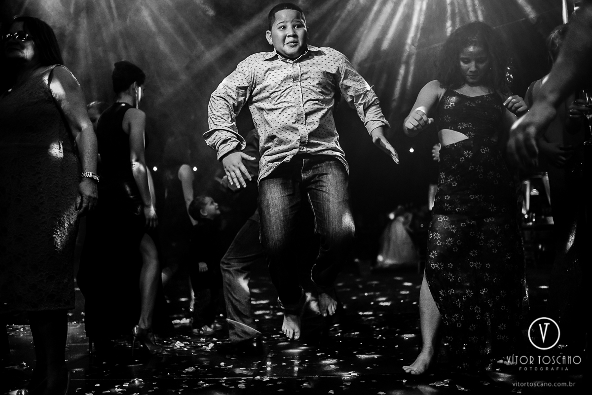 Criança pulando alto no casamento de Jucielly e Auderi, em Natal-RN.