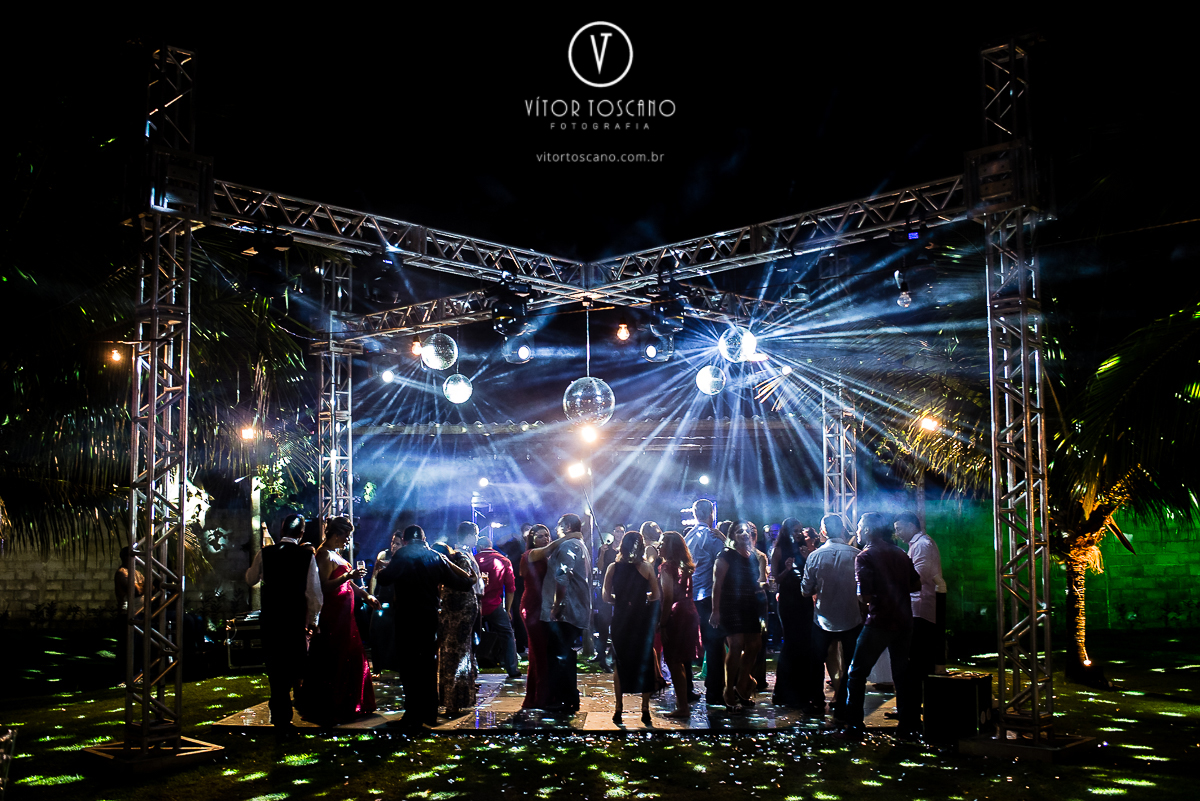 Pista de dança iluminada no casamento de Jucielly e Auderi, em Natal-RN.