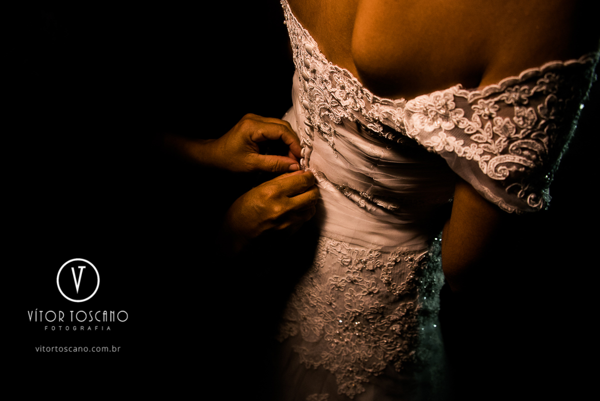 Making off do casamento de Andre e Laudicéia em Natal-RN. Fechando o vestido.