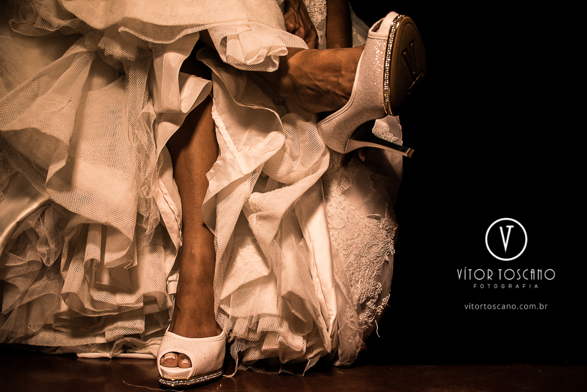 Making off do casamento de Andre e Laudicéia em Natal-RN. Calçando o sapato.