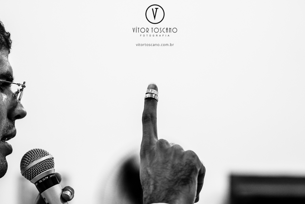 Padre erguendo a aliança no casamento de Andre e Laudiceia em Natal-RN.