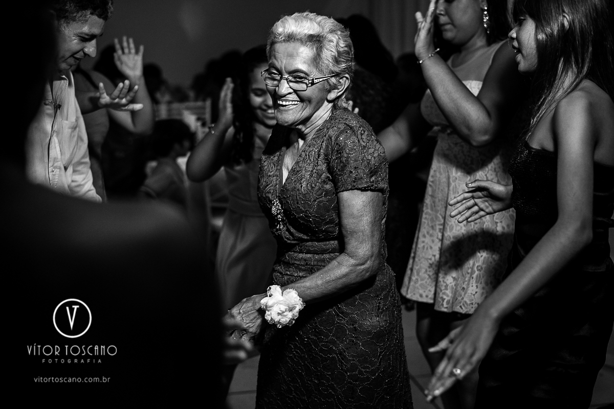 Mãe da noiva dançando no casamento de Andre e Laudiceia, em Natal-RN.