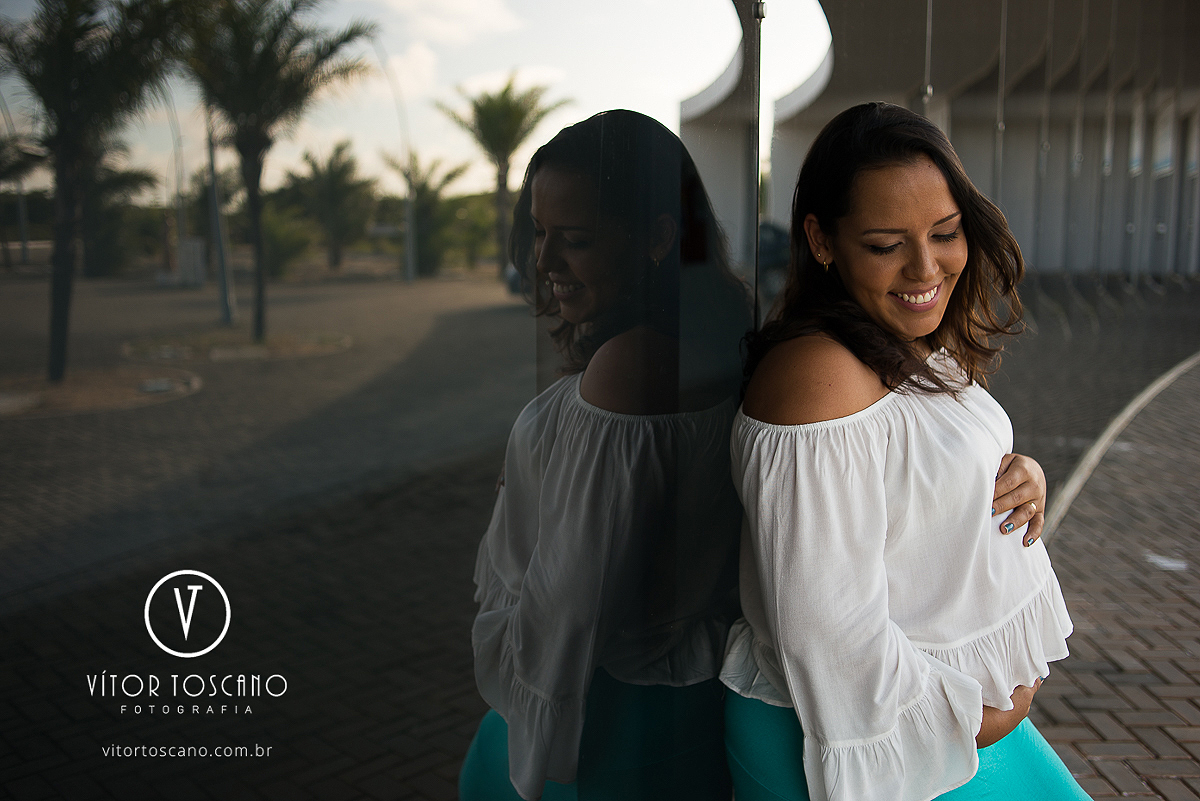 Gestante sorrindo no espelho, em Natal-RN.