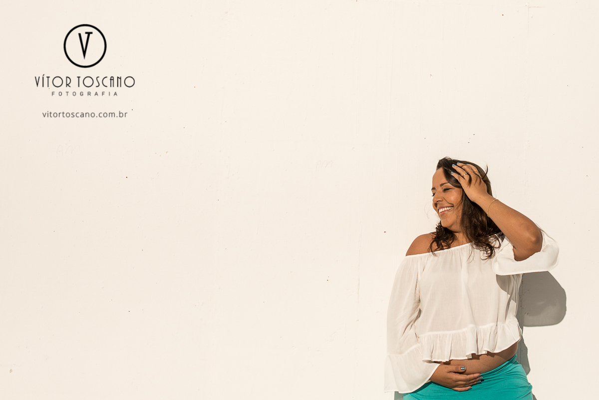 Foto espontânea da gestante no seu ensaio fotográfico, em Natal-RN.