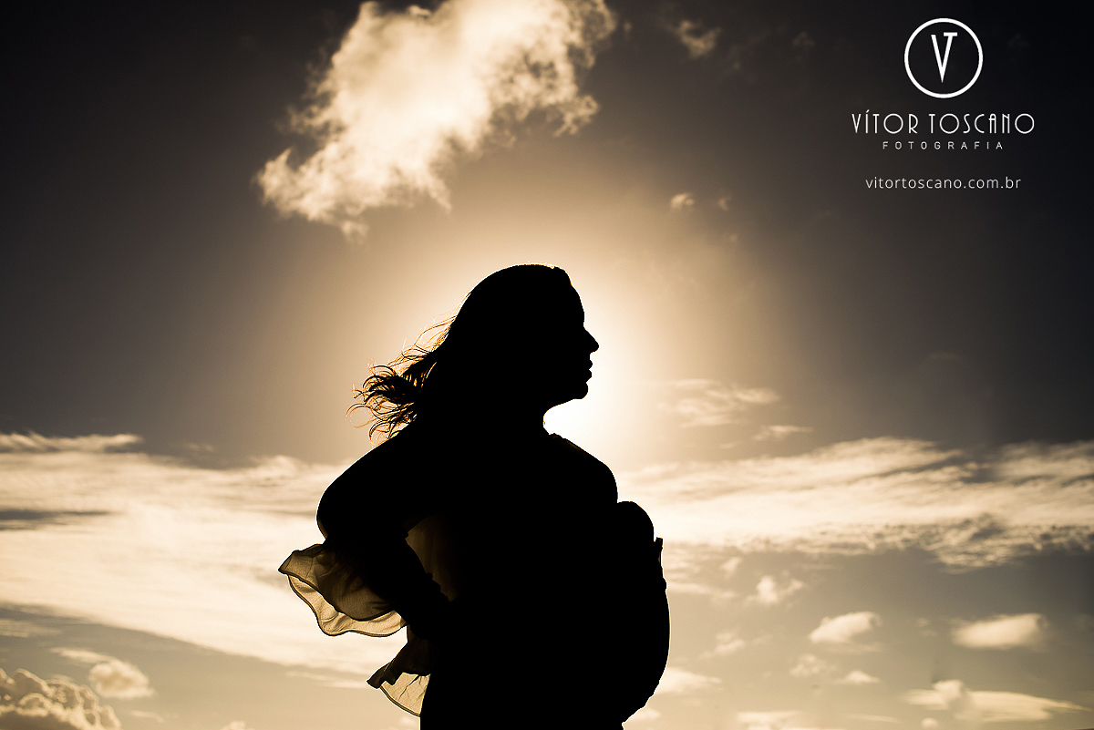 Silhueta da gestante no seu ensaio fotográfico, em Natal-RN.