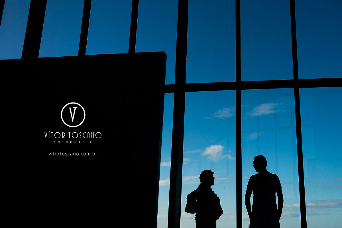 Silhueta do pai e da gestante no seu ensaio fotográfico, em Natal-RN.