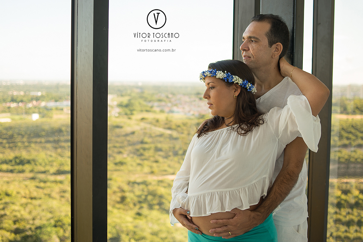 Casal contemplando o horizonte, no ensaio de gestante em Natal-RN.
