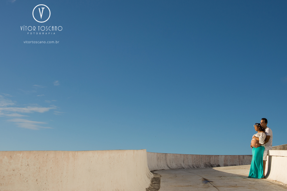 Foto da gestante e marido no seu ensaio fotográfico em Natal-RN.