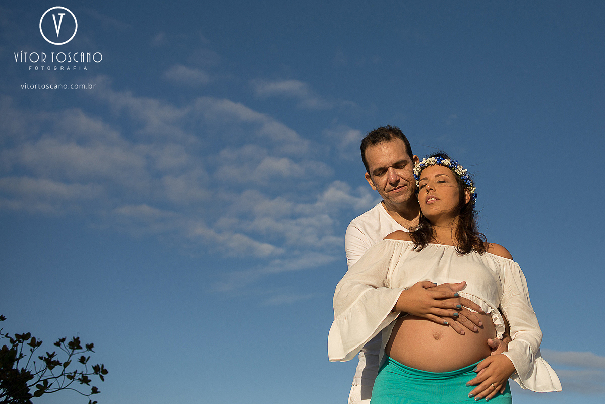 Foto da gestante e marido no seu ensaio fotográfico em Natal-RN.