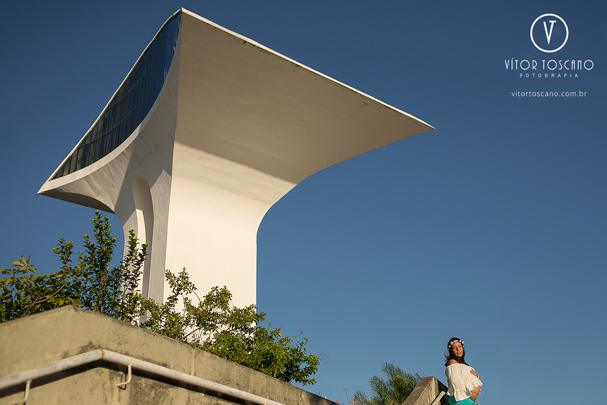 Foto da gestante junto ao monumento do parque da cidade no seu ensaio fotográfico, em Natal-RN.