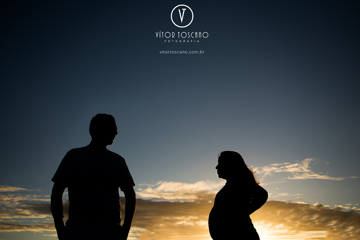 Silhueta do pai e da gestante no seu ensaio fotográfico, em Natal-RN