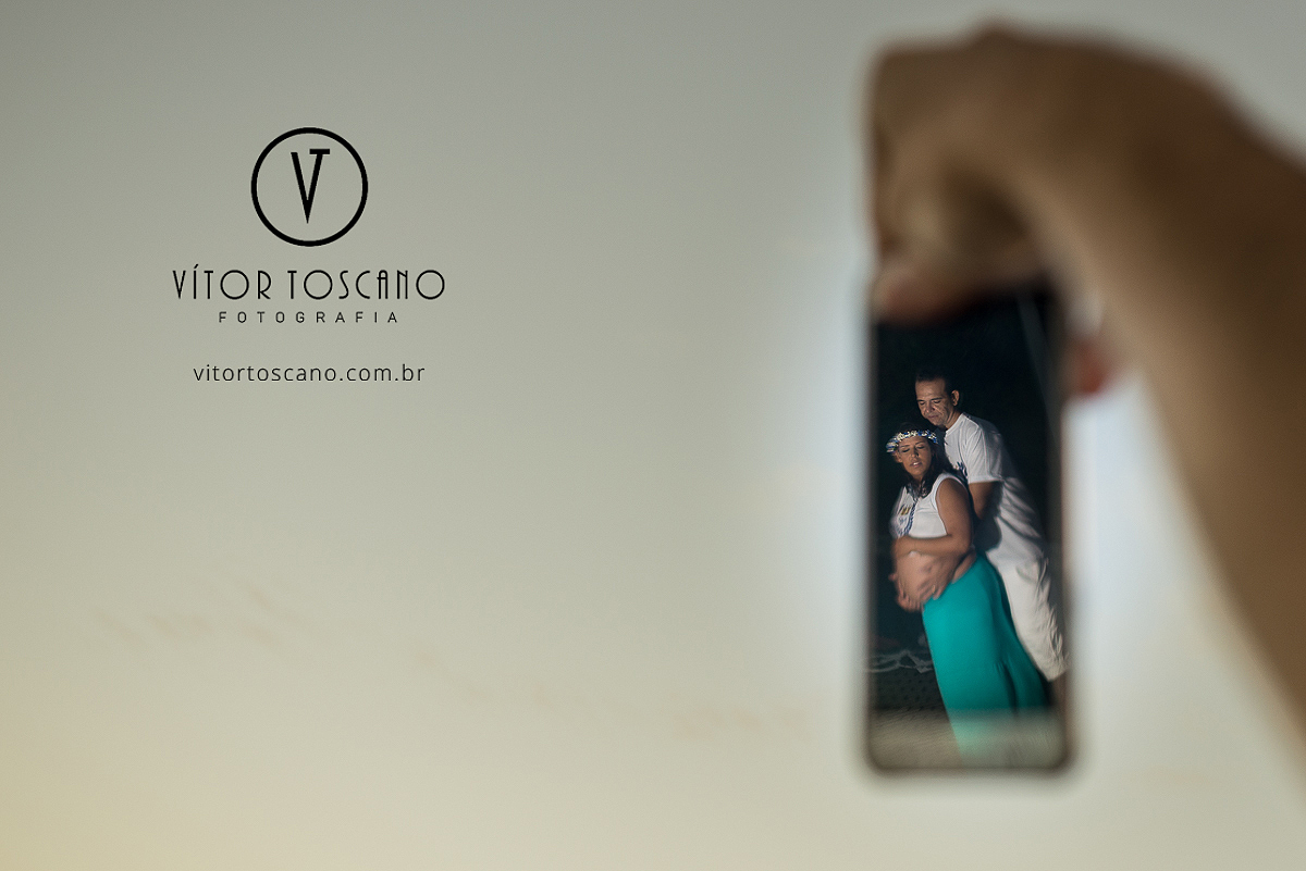 Foto do casal na tela do celular, no ensaio fotográfico e gestante em Natal-RN.