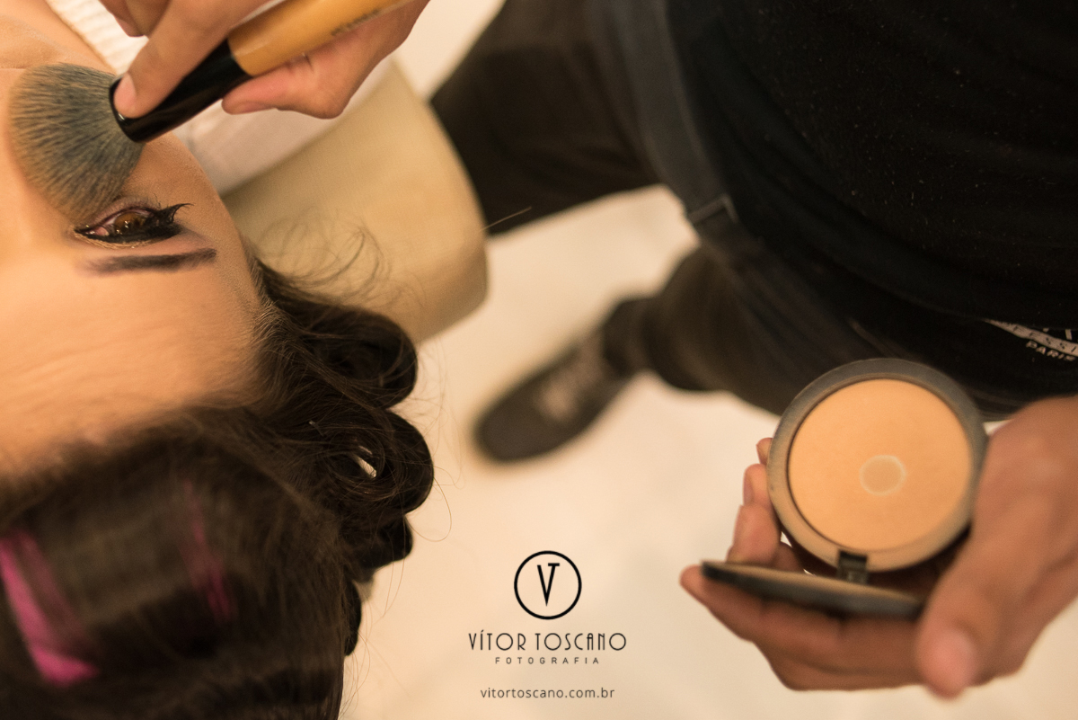 Noiva se maquiando no Making off do casamento de Flavia e Tulio, em Natal-RN.