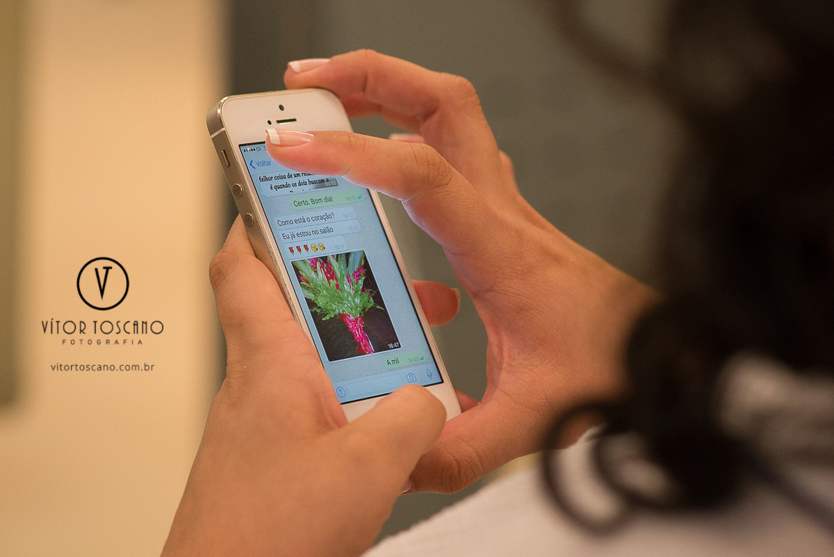 Mensagem do noivo no celular da noiva no casamento de Flavia e Tulio, em Natal-RN.