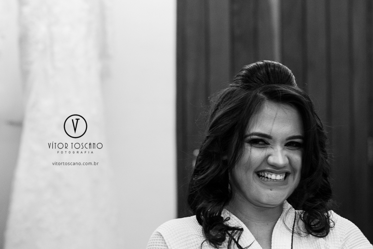 Noiva sorrindo no making off do casamento de Flavia e Tulio, em Natal-RN.