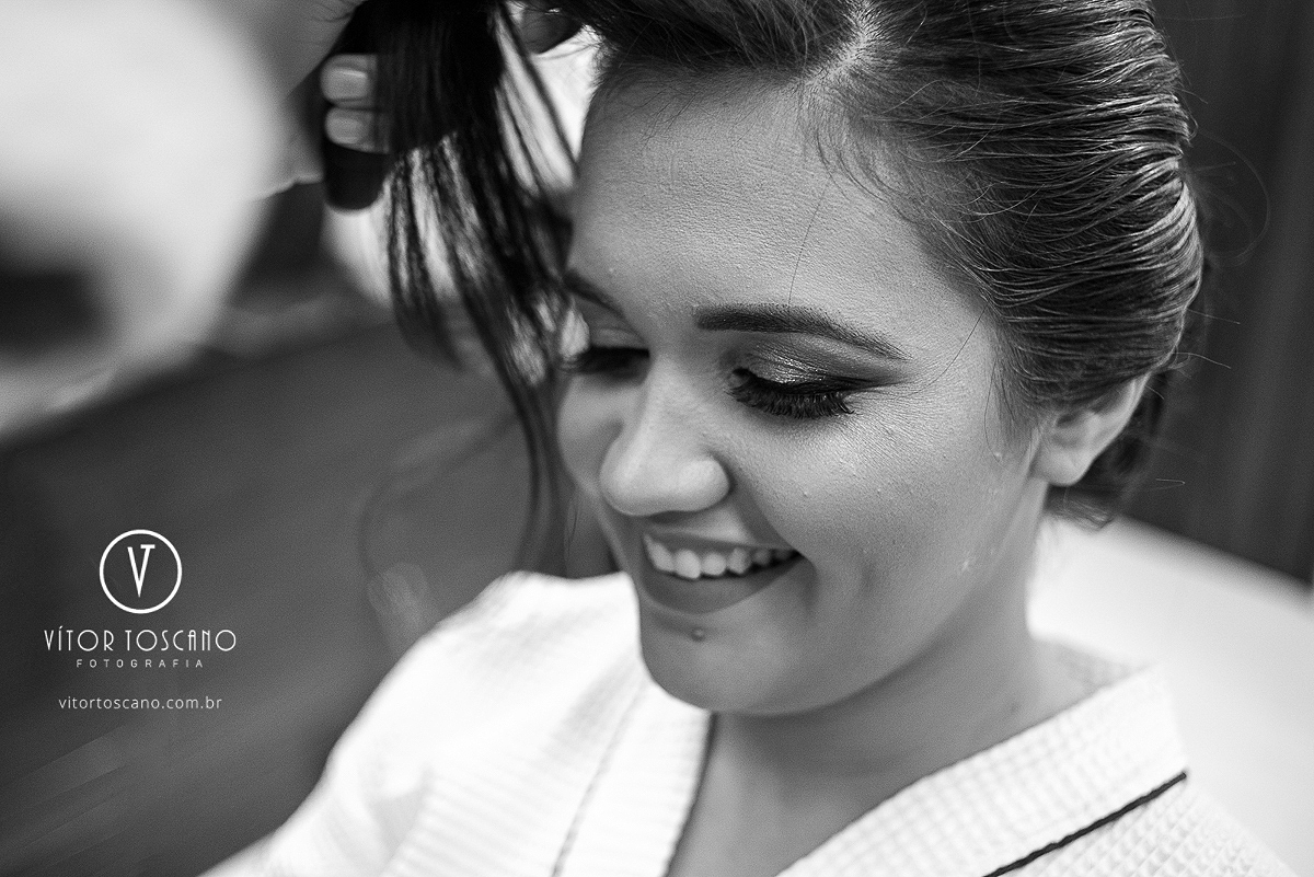 Sorriso da noiva no making off do casamento de Flavia e Tulio, em Natal-RN.
