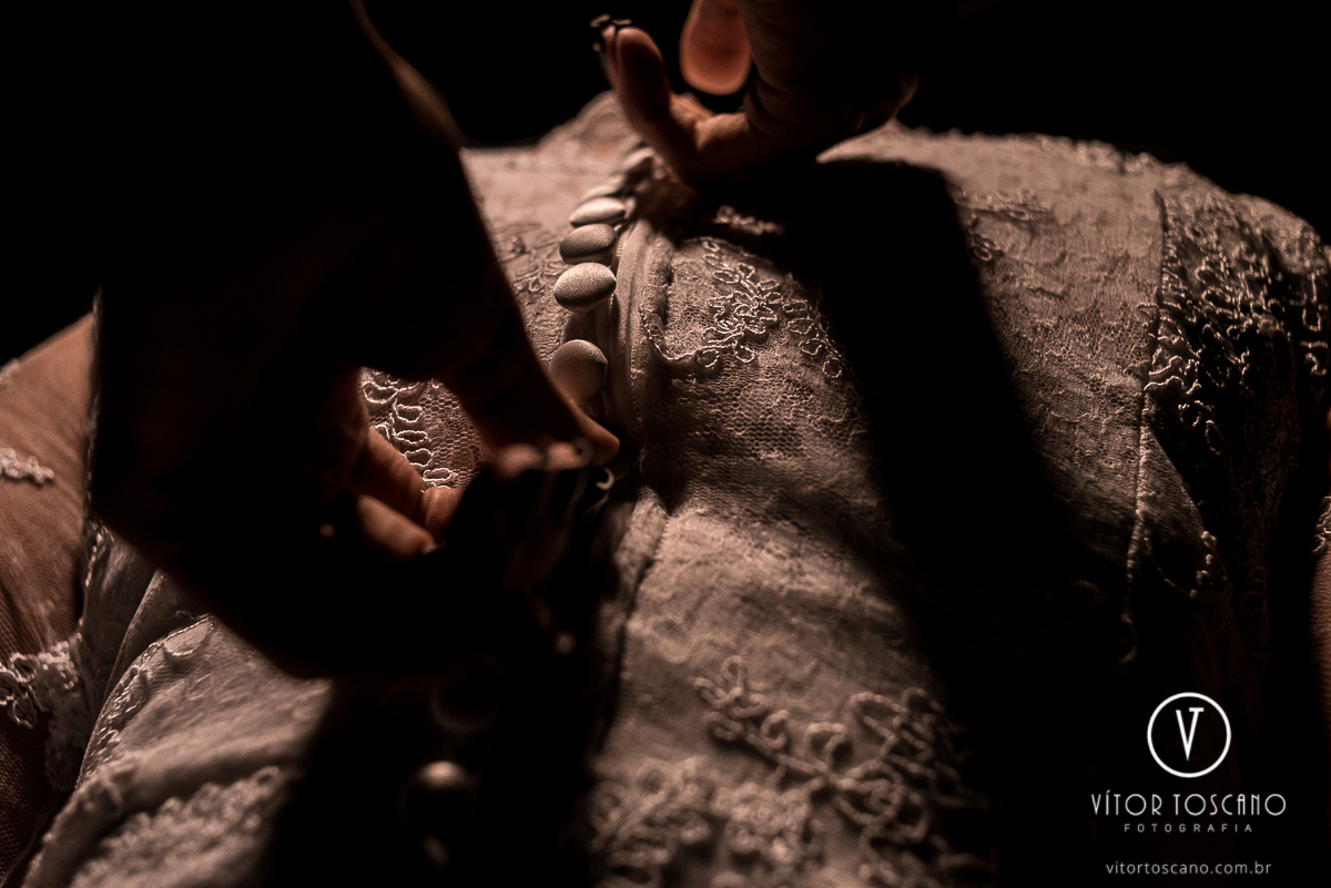 Fechando o zíper do vestido da noiva no casamento de Flavia e Tulio, em Natal-RN.