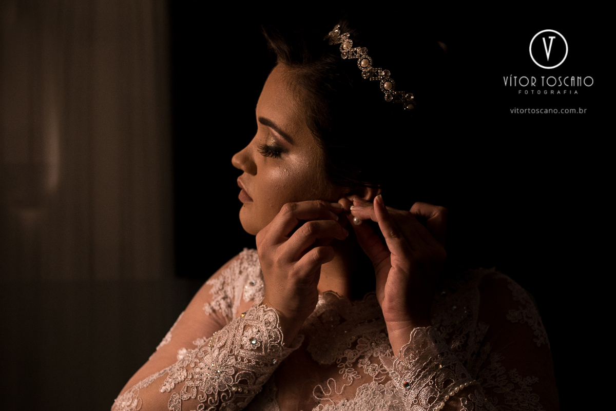 Noiva colocando o brinco no making off do casamento de Flavia e Tulio, em Natal-RN.