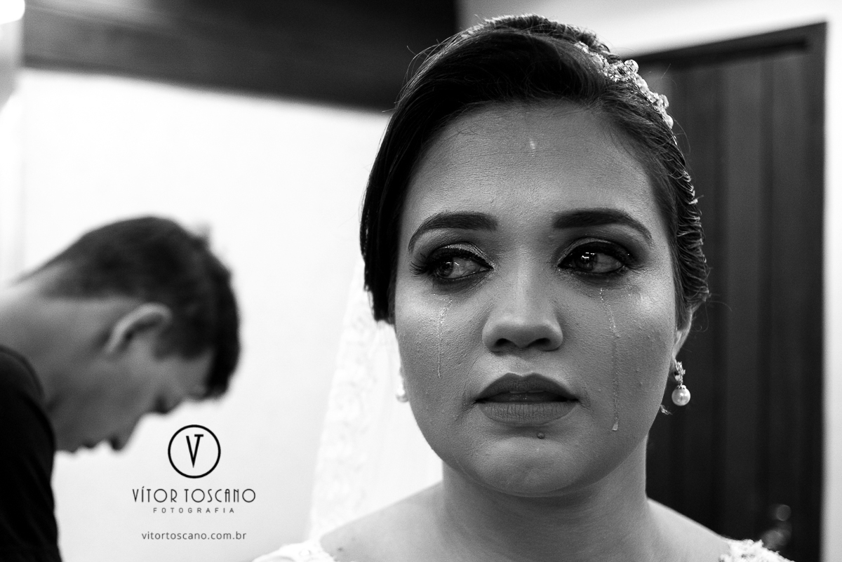 Noiva chorando no making off do casamento de Flavia e Tulio, em Natal-RN.