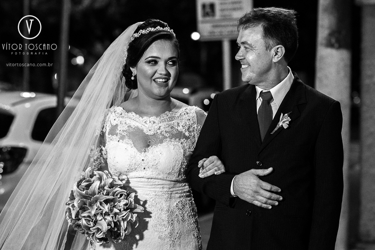 Noiva para entrar na igreja no casamento de Flavia e Tulio, em Natal-RN.