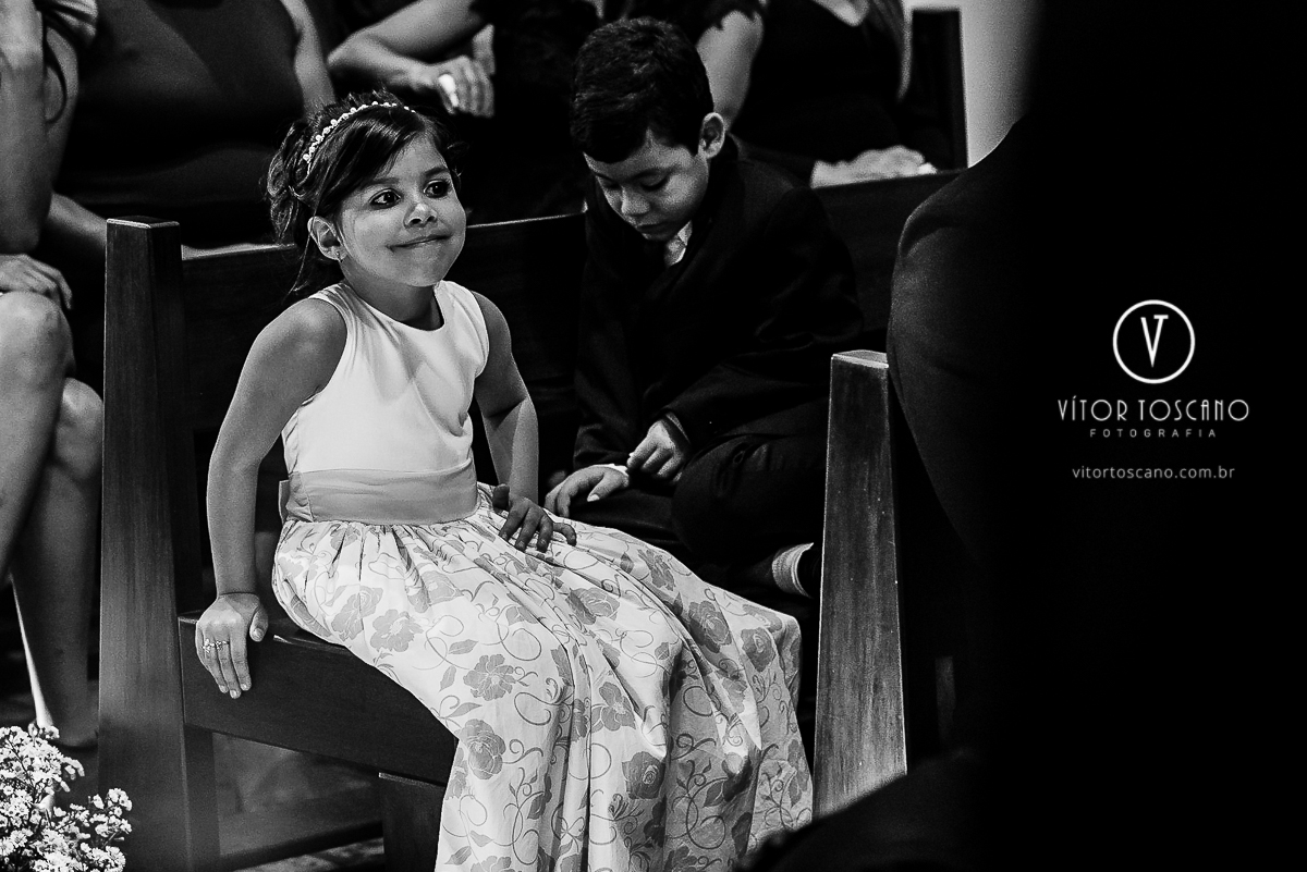 Menina fazendo careta no casamento de Flavia e Tulio, em Natal-RN.