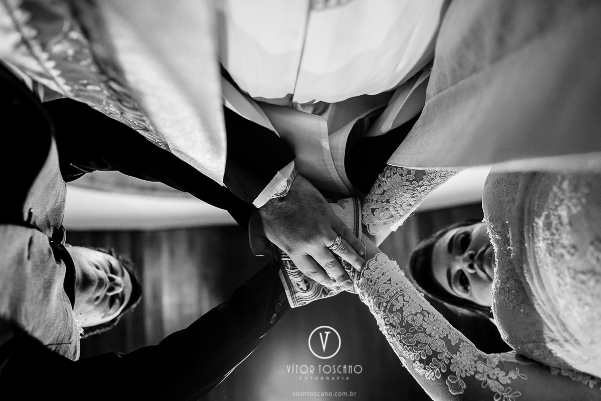 Padre abençoando o casal no casamento de Flavia e Tulio, em Natal-RN.