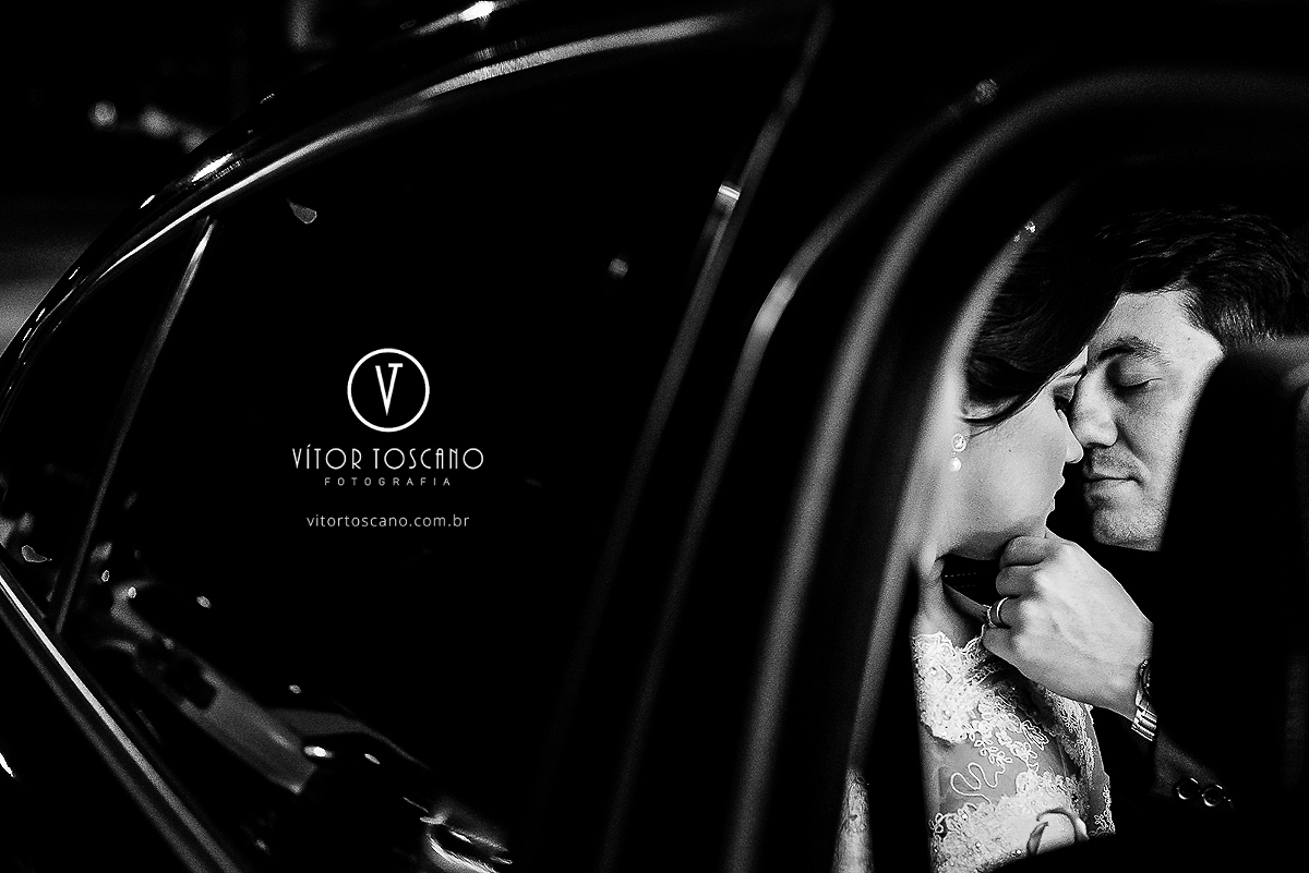 Casal se beijando no carro no casamento de Flavia e Tulio, em Natal-RN.