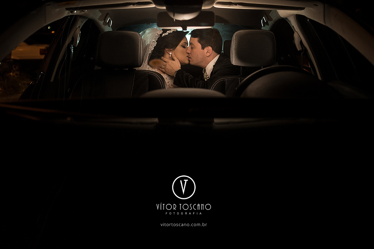 Casal se beijando no carro no casamento de Flavia e Tulio, em Natal-RN.