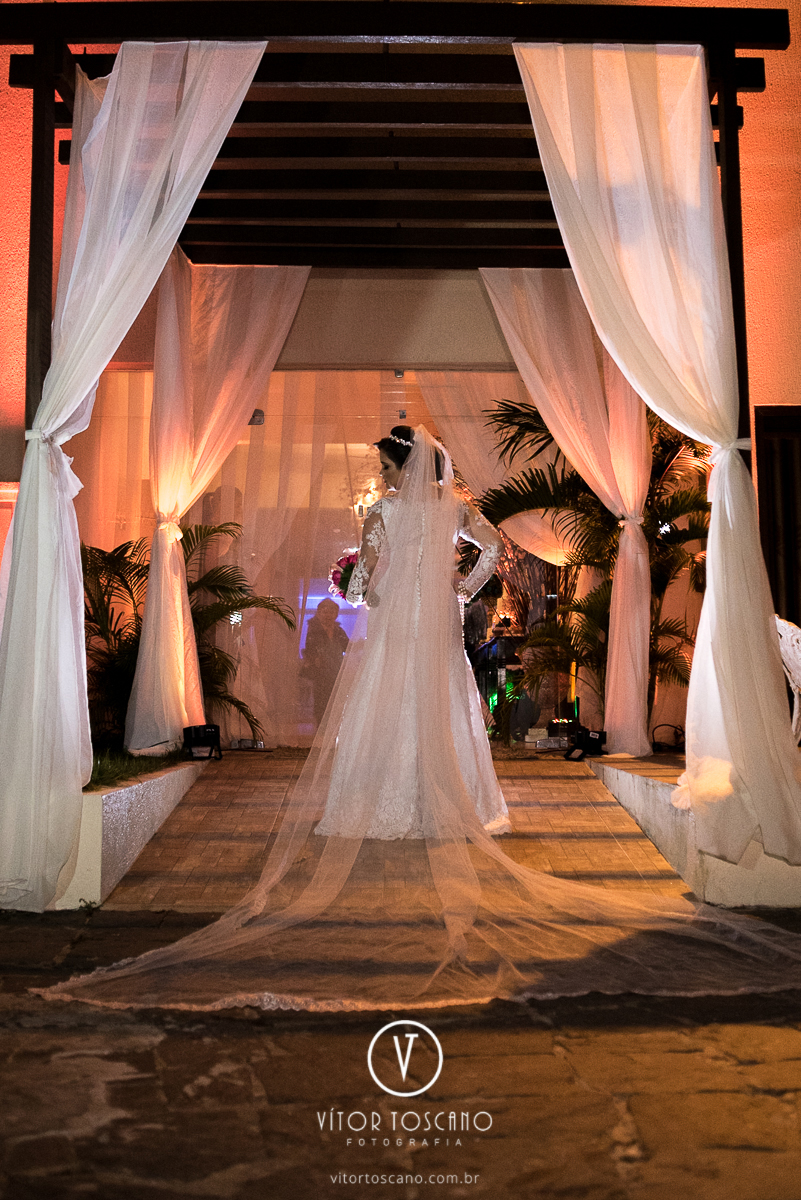 Noiva de costas no casamento de Flavia e Tulio, em Natal-RN.