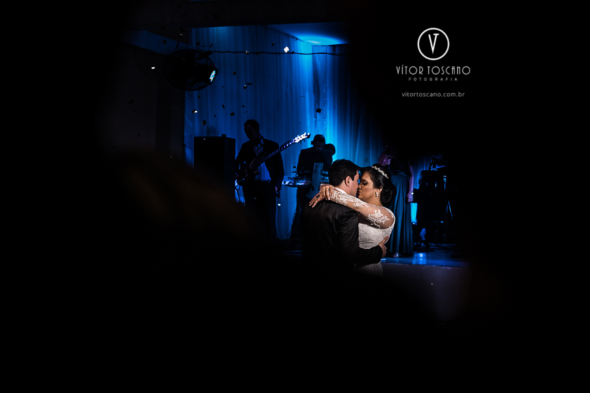 Frame do casal se beijando na festa do casamento de Flavia e Tulio, em Natal-RN.