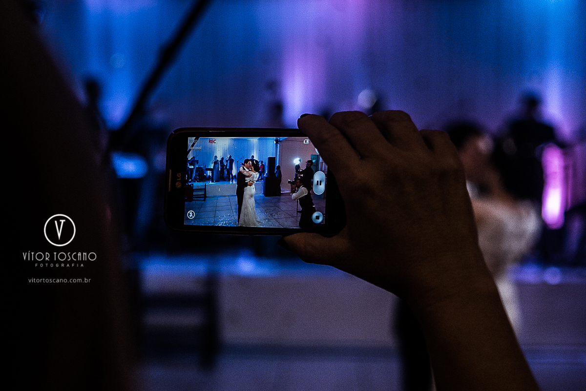 Celular filmando a dança dos noivos no casamento de Flavia e Tulio, em Natal-RN.