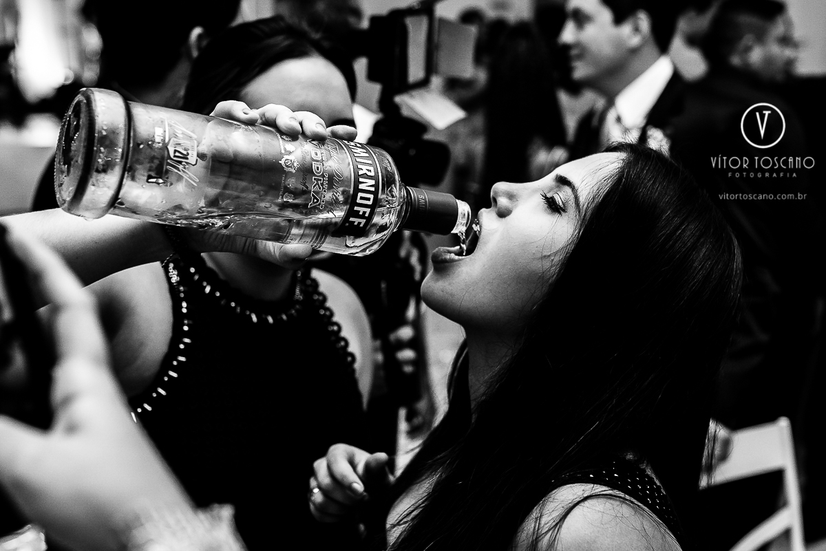 Convidada bebendo no casamento de Flavia e Tulio, em Natal-RN.