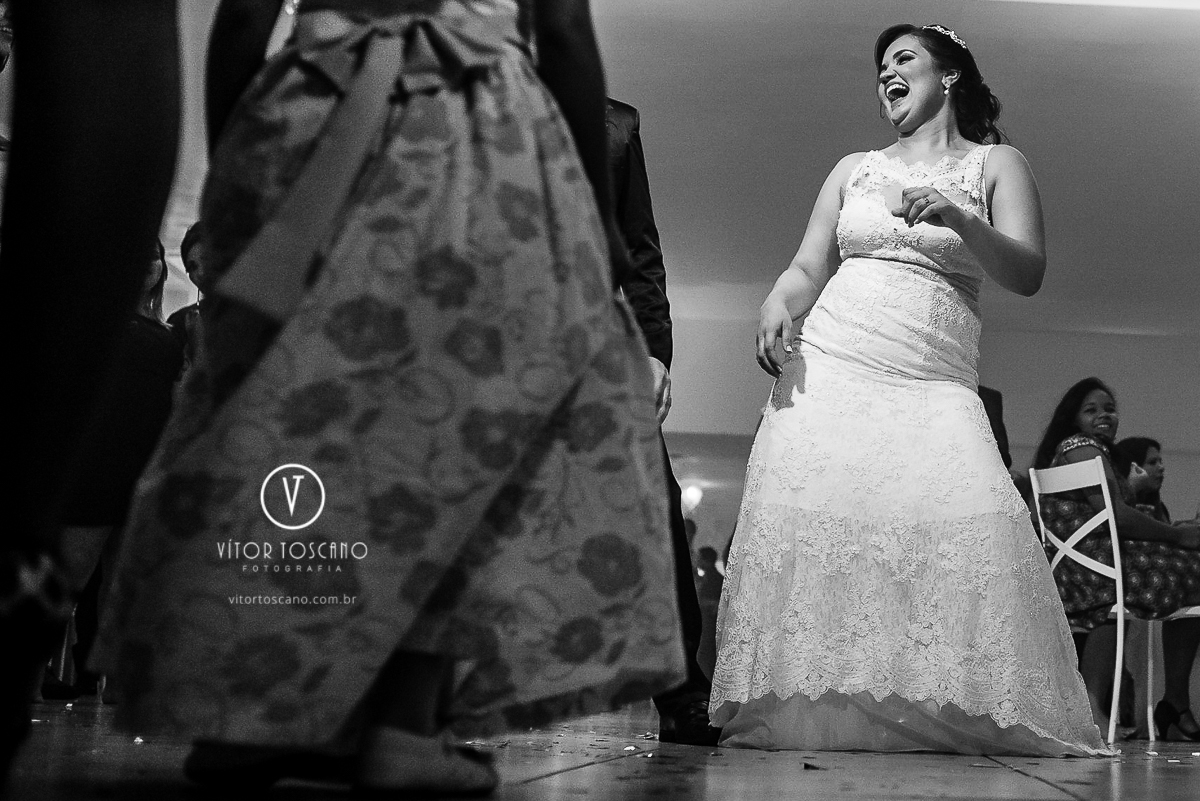 Noiva dançando no casamento de Flavia e Tulio, em Natal-RN.