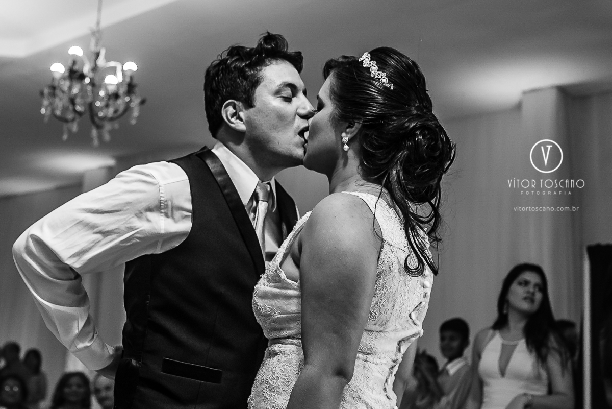 Casal se beijando no casamento de Flavia e Tulio, em Natal-RN.