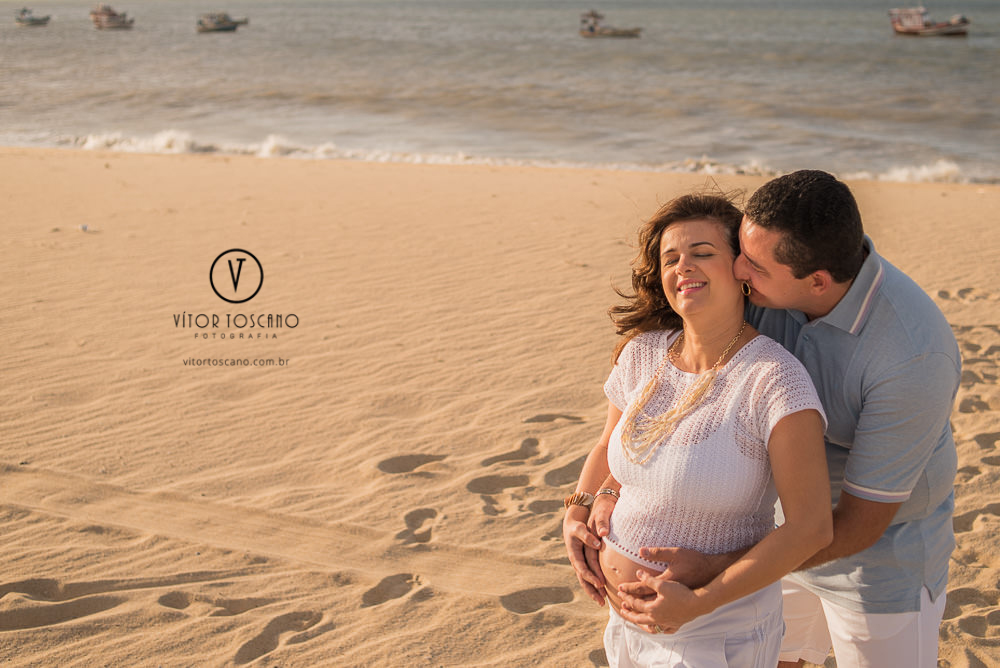 Casal Daniela e Epson sorrindo no ensaio de gestante, em São Miguel do Gostoso-RN.