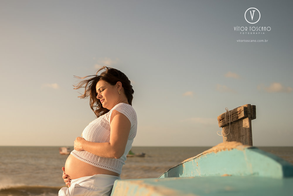 Vento no rosto da gestante Daniela no  ensaio de gestante, em São Miguel do Gostoso-RN.